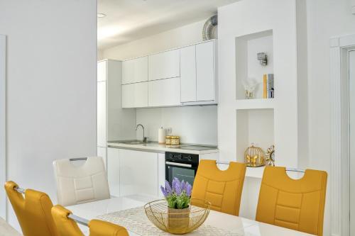 ห้องครัว, The Golden Luxury Apartments in โดโบรตา