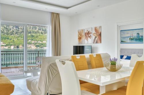 ห้องส่วนกลางสำหรับนั่งเล่น/ดูทีวี, The Golden Luxury Apartments in โดโบรตา
