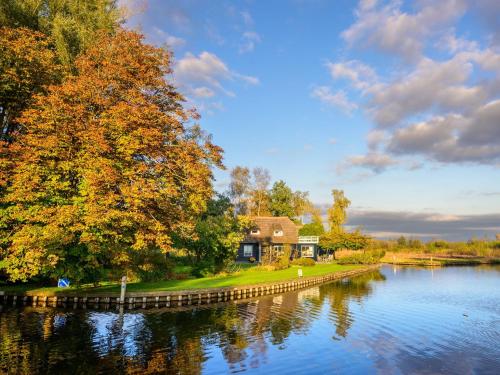 Cozy Chalet in Giethoorn in a wonderful environment