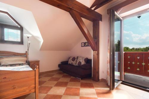 1 queen bed, 2 twin beds, 1 sofa bed