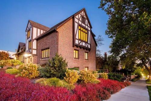 Estate Downtown SLC, Hot Tub, Sleeps 18, King Bed in Salt Lake City, USA