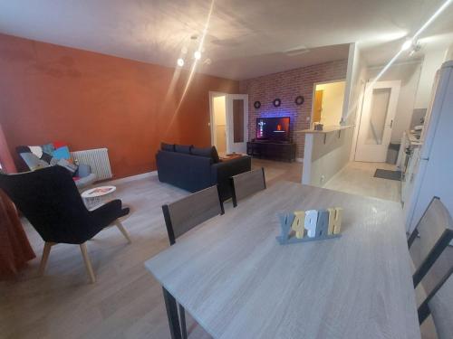 Appartement 5 personnes 52m2 avec Grand Salon et 1 chambre proche aéroport et gare - Location saisonnière - Beauvais