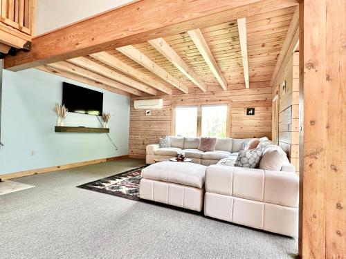 Shared lounge/TV area, Big Bear Cabin in Painted Post (NY)