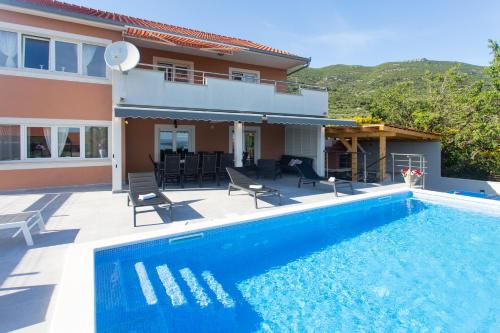  Modern apartment with large pool&sea view, Pension in Kaštela bei Kladnice