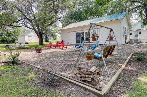 Coffeyville Countryside Studio with Fire Pit!