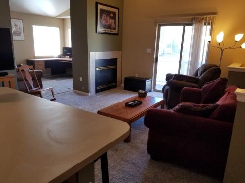 Lovely Mountain condo, remote workspace, 2 kayaks next to Lake Dillon