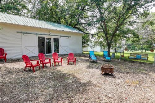 Coffeyville Countryside Studio with Fire Pit!