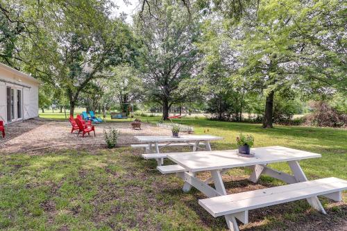 Coffeyville Countryside Studio with Fire Pit!