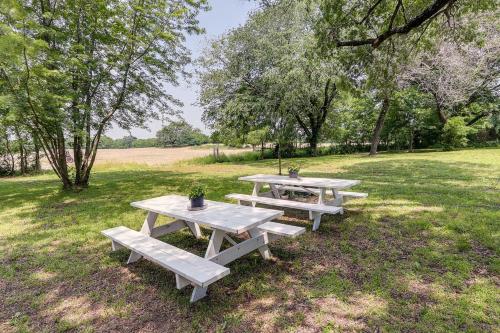 Coffeyville Countryside Studio with Fire Pit!