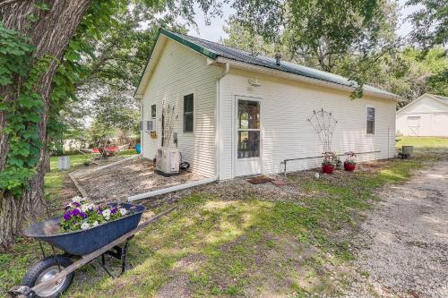 Coffeyville Countryside Studio with Fire Pit!