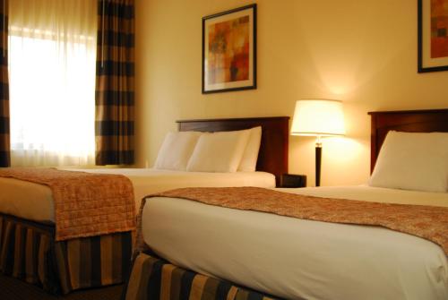 2 queen beds