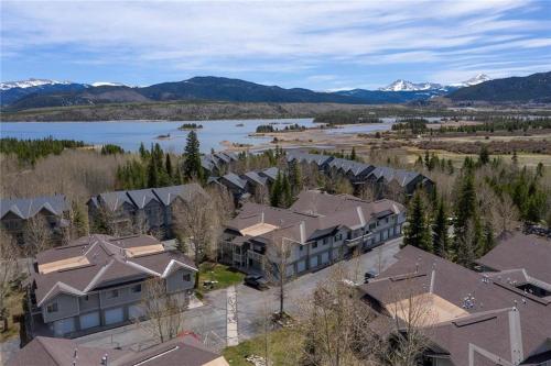 Lovely Mountain condo, remote workspace, 2 kayaks next to Lake Dillon