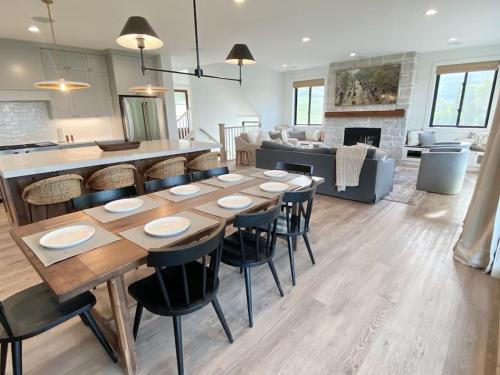 Luxury Ski Home 5 min from SnowBasin, 50' from Pineview Lake in Huntsville (UT)