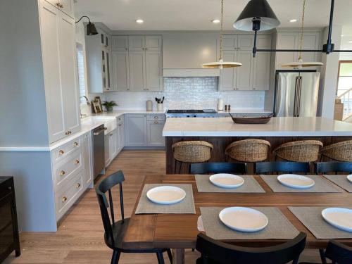 Konyha, Luxury Ski Home 5 min from SnowBasin, 50' from Pineview Lake in Huntsville (UT)