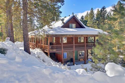 Dreamy updated log cabin in the woods close to lak