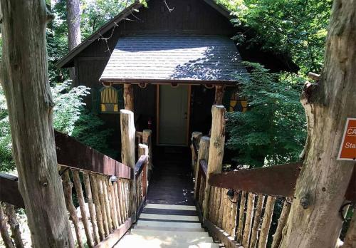 Chateau Treehouse #11 @ Oak Crest Cottages and Treehouses in Eureka Springs, USA