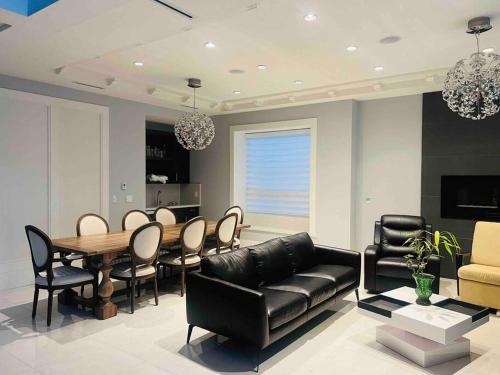 Spacious, Luxurious house in the heart of Burnaby