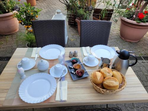 Toit ja joogid, Weingut und Gastehaus Vongerichten in Bad Bergzabern