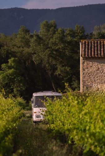 Nuit insolite au milieu des vignes - Hotel - Goult