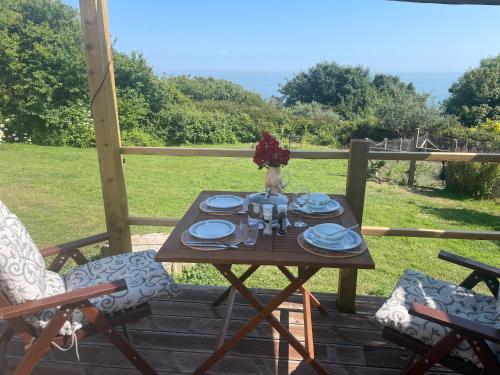 Balcony/terrace, Puckaster Cove Garden Yurt in Chale