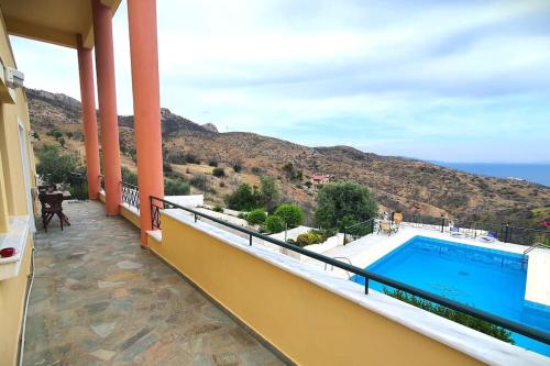 陽台/露台, Villa Theonymfi in 盧特拉奧萊亞斯厄倫尼斯