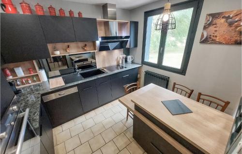 virtuve, Gorgeous Home In Herry With Heated Swimming Pool in Herry