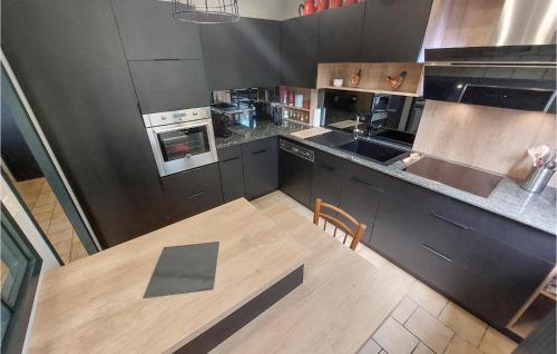 virtuve, Gorgeous Home In Herry With Heated Swimming Pool in Herry