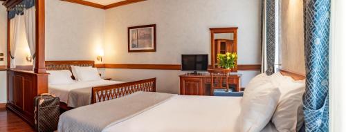 Family Room image 9