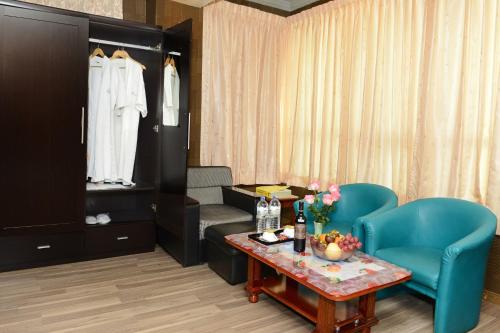 Deluxe Double or Twin Room with City View image 3