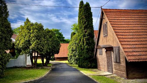 2 bedrooms, 5 beds