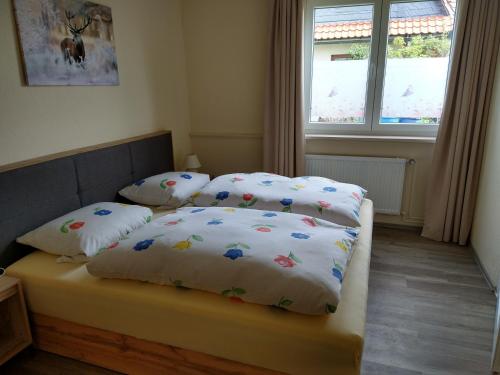 1 queen bed, 1 sofa bed