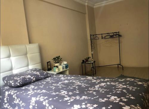 A room which close to the centre of Istanbul , 10 minutes to metro