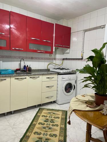 A room which close to the centre of Istanbul , 10 minutes to metro