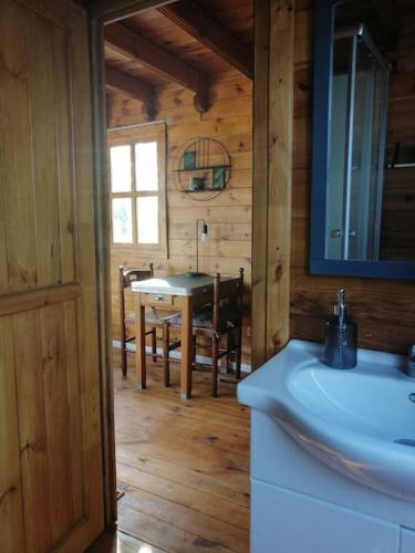 Agréable chalet en bois et son extérieur