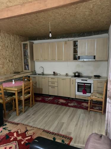 virtuve, Origjina Farm in Corovode