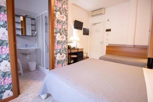 Hotel Crystal - image 8