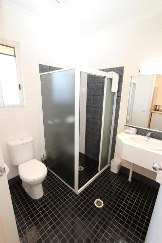Bathroom, Mildura Riverview Motel in Gol Gol