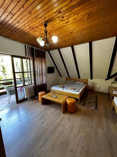 1 queen bed, 2 twin beds
