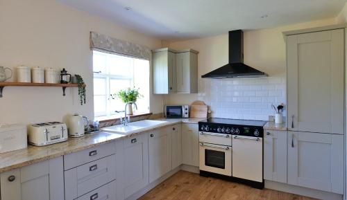 Country Cottage with Far Reaching Views in Prestena