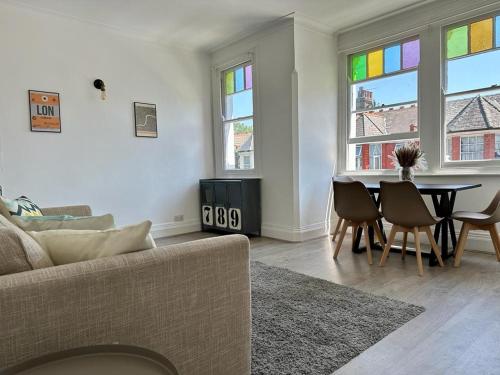 Bright and Stylish 2 Bedroom First Floor Flat