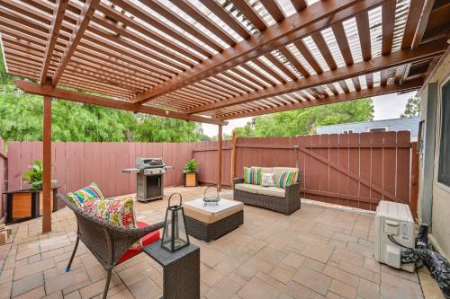 Inviting Poway Studio with Patio and Gas Grill!