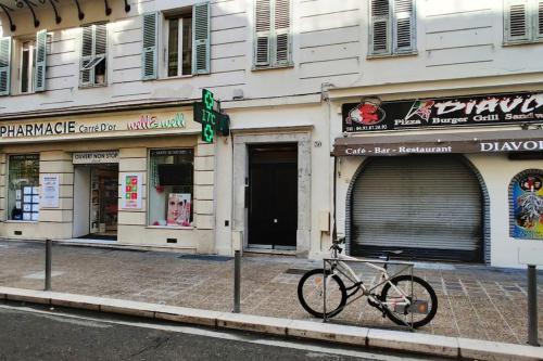 Central close to beaches and shops up till 6 pers - image 2