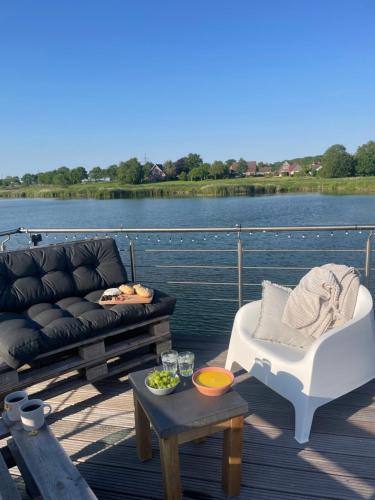 Hausboot der Friesländer im Wangermeer in Wangerland, Deutschland