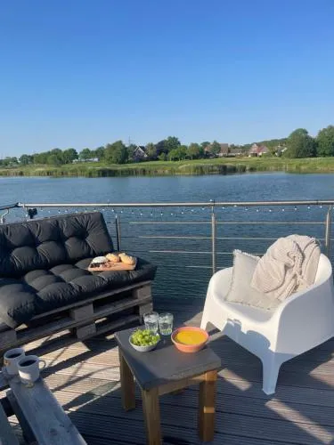 Hausboot der Friesländer im Wangermeer in Wangerland, Deutschland