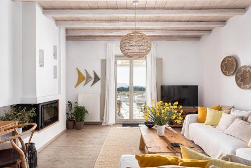 jaettu olohuone/TV alue, Paros House Villa in Pounta / Sotires