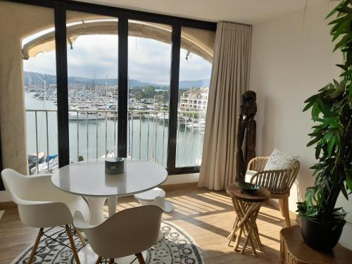 บริการและสิ่งอำนวยความสะดวก, Marina Bella in โคโกลิน