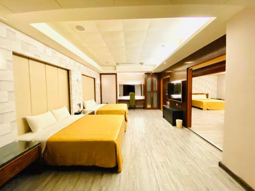 3 king beds