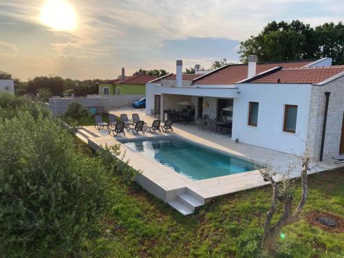 NEW Villa San Zusto, 1600 m2 plot area, heated pool with hydromassage zone - Accommodation - Galižana