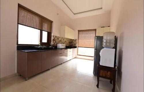 Farm Stay in Neemrana I 3 BHK with Pool & Chef I Close to Nature - Poshpad