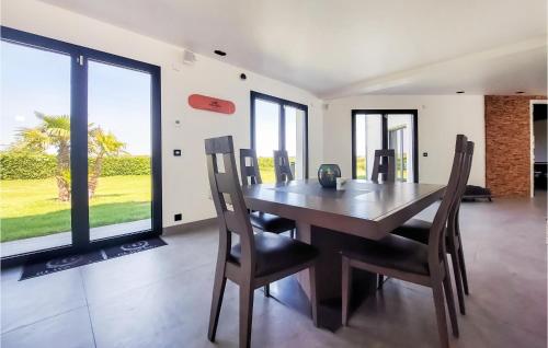 Kitchen, Stunning Home In Pierre-leve With Outdoor Swimming Pool, Wifi And Heated Swimming Pool in La Haute-Maison